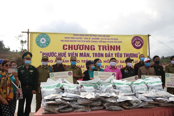 Quảng Trị: Tặng quà cho người dân hai bên biên giới Việt Nam - Lào bị ảnh hưởng bởi bão lũ ảnh 7