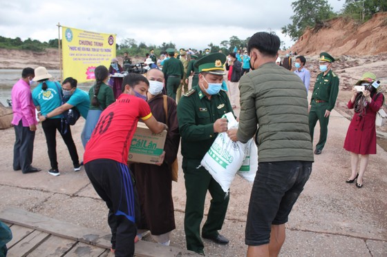 Quảng Trị: Tặng quà cho người dân hai bên biên giới Việt Nam - Lào bị ảnh hưởng bởi bão lũ ảnh 9