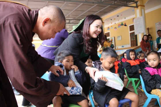 Quảng Trị: Tặng quà cho người dân hai bên biên giới Việt Nam - Lào bị ảnh hưởng bởi bão lũ ảnh 4