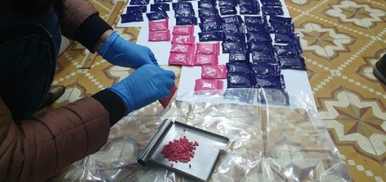Bắt giữ 2 đối tượng mua bán, tàng trữ 18.000 viên ma túy ảnh 1