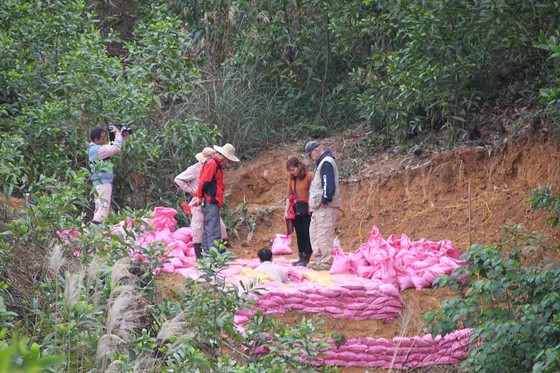 Quảng Trị: Hủy nổ quả đạn pháo nặng gần 900kg ảnh 1