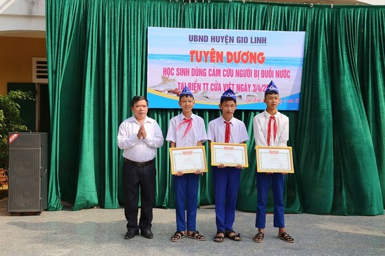 Ba học sinh lớp 8 dũng cảm lao ra biển cứu người bị đuối nước   ảnh 1