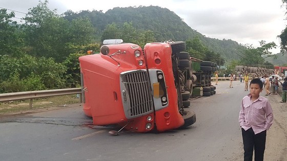 Xe đầu kéo va chạm với xe máy khiến hai người tử vong ảnh 1