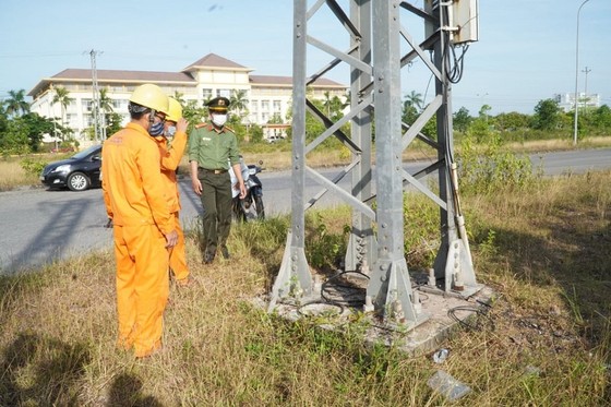 Quảng Trị: Hàng chục thanh giằng cột điện bị tháo trộm ảnh 1