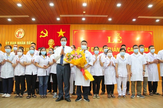 Quảng Trị: 35 bác sĩ, nhân viên y tế lên đường hỗ trợ Bình Dương chống dịch ảnh 1