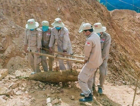 Quảng Trị: Phát hiện quả bom nặng 227 kg khi thi công đường ảnh 1