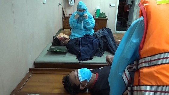 Huy động lực lượng tìm kiếm 2 ngư dân bị chìm tàu trên biển ảnh 1