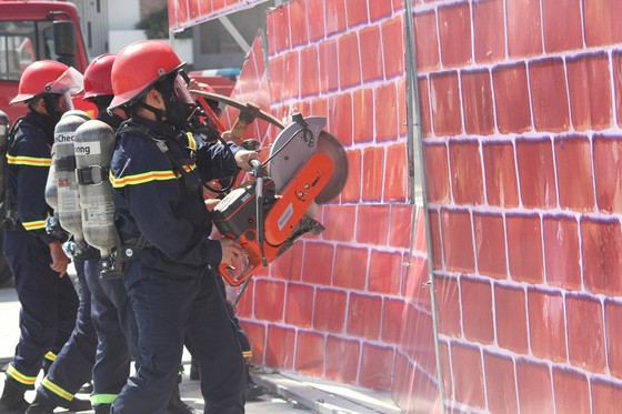 Quảng Trị thực tập phương án chữa cháy và cứu nạn, cứu hộ tại khu cách ly tập trung ảnh 6