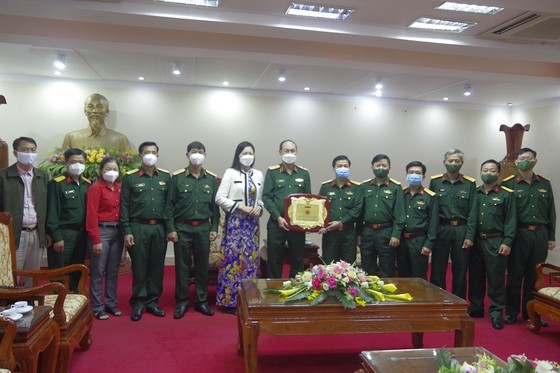 Bộ Tư lệnh TPHCM thăm, tặng quà hỗ trợ phòng chống dịch Covid-19 tại Quảng Trị ảnh 1