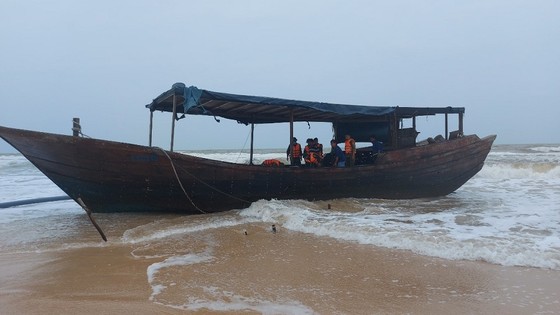 Phát hiện tàu lạ trôi dạt vào bờ biển Quảng Trị ảnh 1