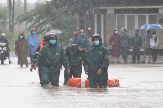 Giải cứu hàng trăm học sinh mắc kẹt trong ngôi trường bị nước lũ bủa vây ảnh 1