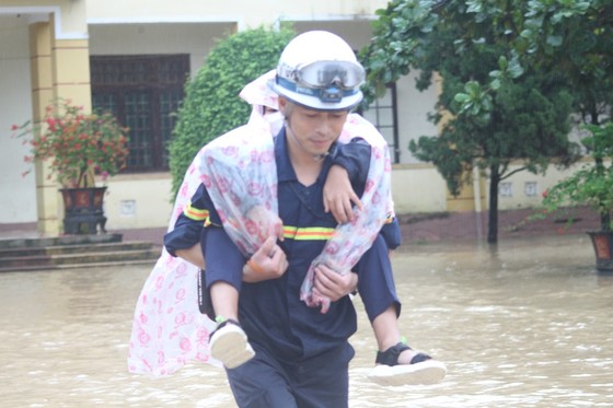 Giải cứu hàng trăm học sinh mắc kẹt trong ngôi trường bị nước lũ bủa vây ảnh 5