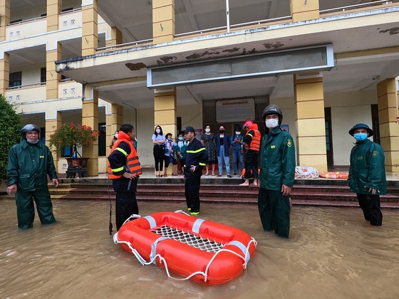 Giải cứu hàng trăm học sinh mắc kẹt trong ngôi trường bị nước lũ bủa vây ảnh 3