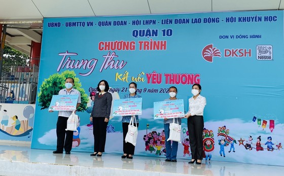 Hơn 1.000 phần quà cho trẻ em quận 10 vui đón trung thu ảnh 1