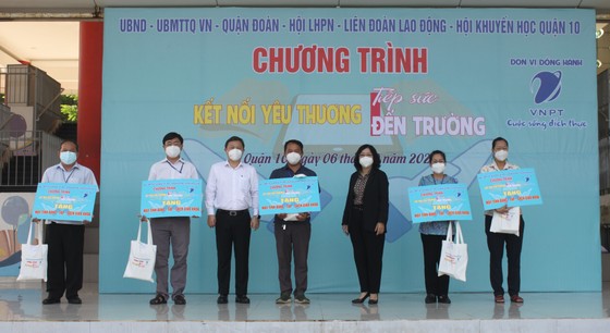 Trao tặng 100 máy tính bảng cho học sinh khó khăn đầu năm học mới ảnh 1