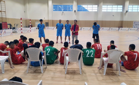 Sân đấu của tuyển futsal Việt Nam đá play-off World Cup đã được sửa chữa ảnh 2