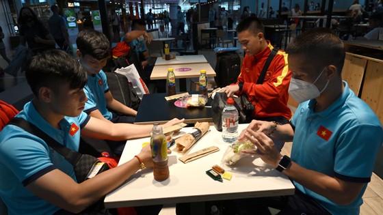 Tuyển futsal Việt Nam có mặt ở Tây Ban Nha sau hơn 1 ngày bay ảnh 1