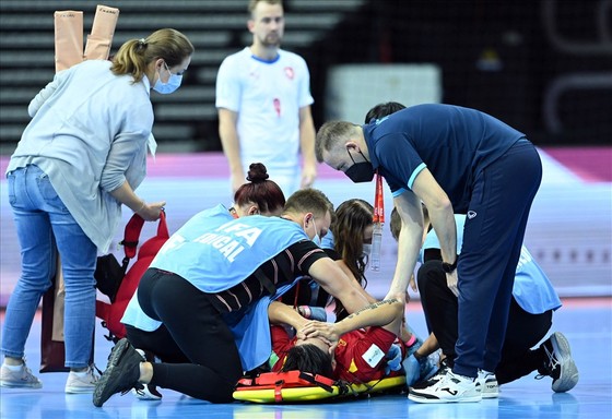 Tuyển thủ futsal Vũ Đức Tùng phẫu thuật thành công ảnh 1