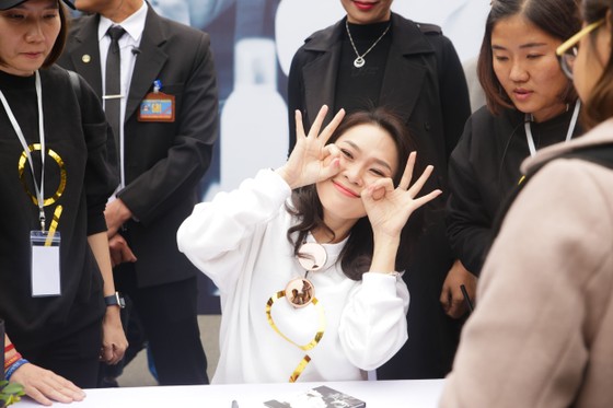 Hàng ngàn người đổ về phố đi bộ Hồ Gươm nghe Mỹ Tâm hát ảnh 1