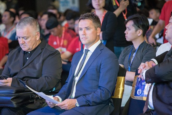 Thần đồng bóng đá Michael Owen đến TPHCM ảnh 4
