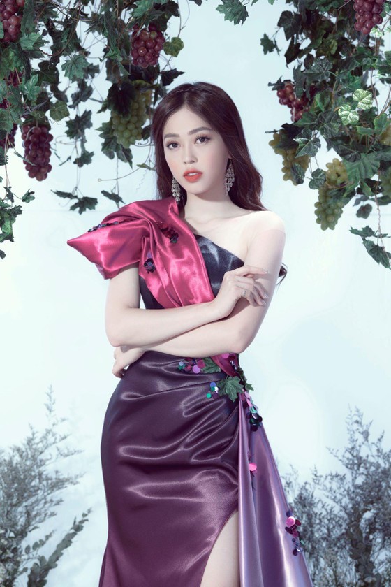 Tiểu Vy, Phương Nga, Thúy An hóa thân thành nữ thần nho trong bộ ảnh mới ảnh 3