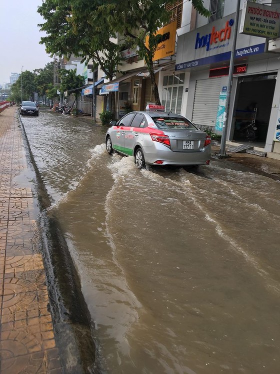 Lũ đầu nguồn vượt báo động 1, Cần Thơ xuất hiện triều cường sớm ảnh 1