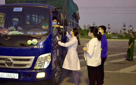 Những 'ánh đèn đêm' cùng người dân vượt qua mùa dịch Covid-19 ảnh 2