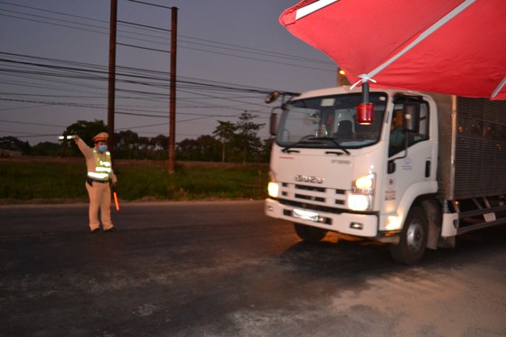 Những 'ánh đèn đêm' cùng người dân vượt qua mùa dịch Covid-19 ảnh 1