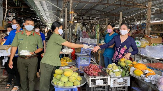 Những 'ánh đèn đêm' cùng người dân vượt qua mùa dịch Covid-19 ảnh 4