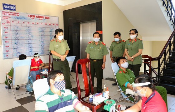 Những 'ánh đèn đêm' cùng người dân vượt qua mùa dịch Covid-19 ảnh 3