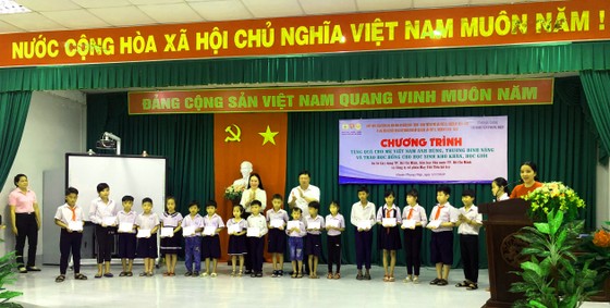 Đảng ủy Khối Dân – Chính – Đảng TPHCM thăm và tặng quà cho người dân tại Hậu Giang ảnh 4