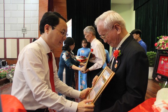 Trao Huy hiệu Đảng dịp kỷ niệm Cách mạng tháng Mười Nga ảnh 1