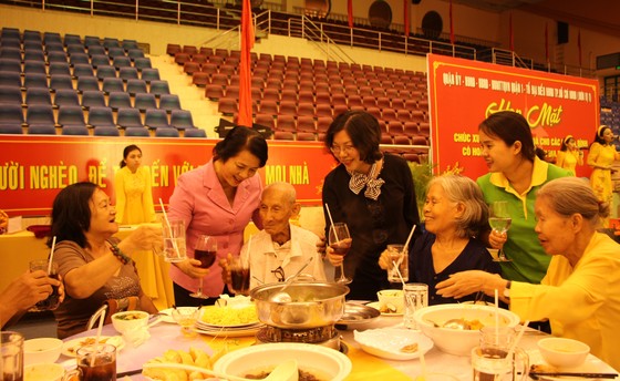 Lãnh đạo quận 1 dùng bữa cơm ngày cuối năm cùng người dân khó khăn ảnh 1