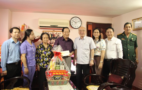 Lãnh đạo TPHCM thăm, chúc tết bà con Quận 5 và Bệnh viện Nhân dân 115 ảnh 2