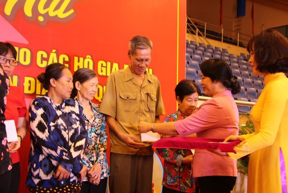 Lãnh đạo quận 1 dùng bữa cơm ngày cuối năm cùng người dân khó khăn ảnh 2