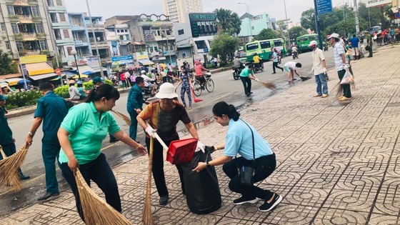 Quận 5 ra quân dọn vệ sinh, trồng cây, tặng cây cho người dân ảnh 8
