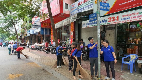 Quận 5 ra quân dọn vệ sinh, trồng cây, tặng cây cho người dân ảnh 9