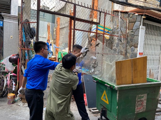 Quận 5 ra quân dọn vệ sinh, trồng cây, tặng cây cho người dân ảnh 10