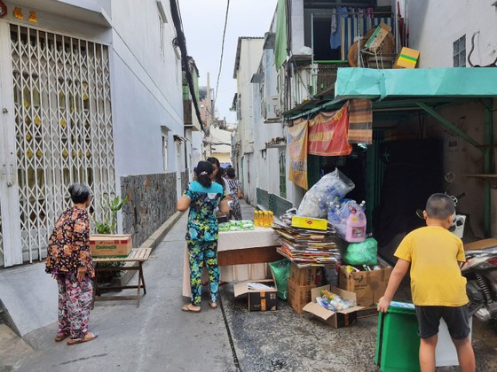 Quận 5 ra quân dọn vệ sinh, trồng cây, tặng cây cho người dân ảnh 6