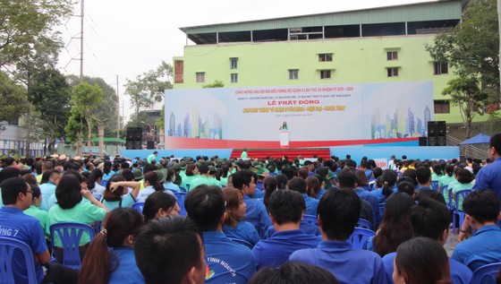 Quận 5 ra quân dọn vệ sinh, trồng cây, tặng cây cho người dân ảnh 1