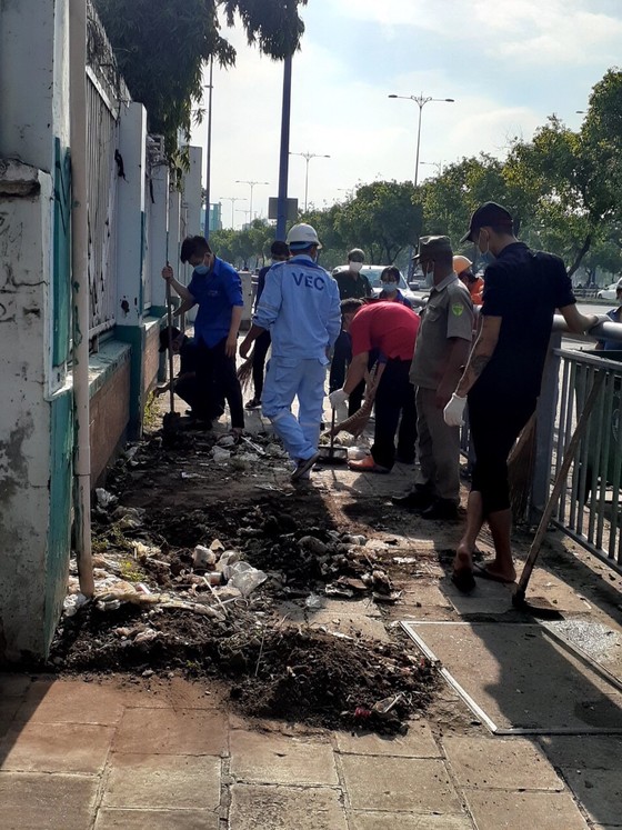 Cao điểm thi đua 200 ngày, quận 5 tổng vệ sinh, cải tạo chung cư, sửa nhà, tặng cây cho người dân ảnh 8