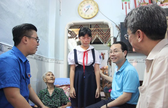 Cao điểm thi đua 200 ngày, quận 5 tổng vệ sinh, cải tạo chung cư, sửa nhà, tặng cây cho người dân ảnh 2