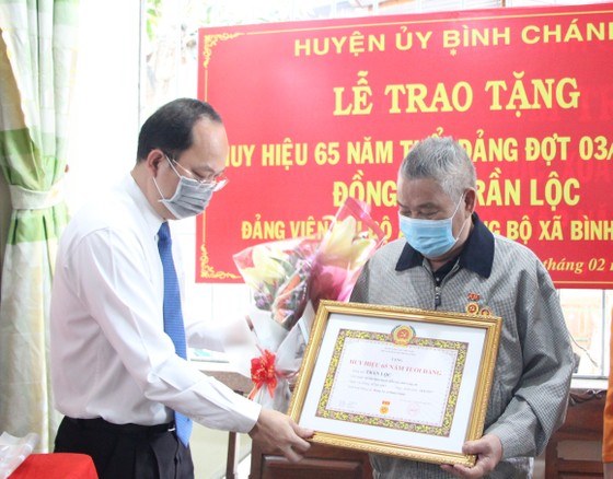 Trao Huy hiệu Đảng cho đảng viên cao tuổi Đảng ảnh 1