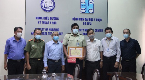 Quận 5 khen thưởng nhân viên bảo vệ bắt tội phạm đêm mùng 1 Tết ảnh 1