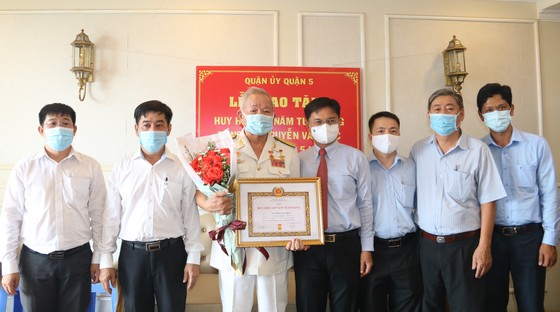 Anh hùng, thuyền trưởng Đoàn tàu không số nhận Huy hiệu 60 năm tuổi Đảng ảnh 2