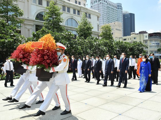 Chủ tịch nước Nguyễn Xuân Phúc dâng hương, dâng hoa tưởng nhớ Chủ tịch Hồ Chí Minh tại thành phố mang tên Bác ảnh 4