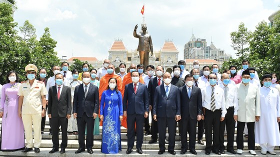 Chủ tịch nước Nguyễn Xuân Phúc dâng hương, dâng hoa tưởng nhớ Chủ tịch Hồ Chí Minh tại thành phố mang tên Bác ảnh 5