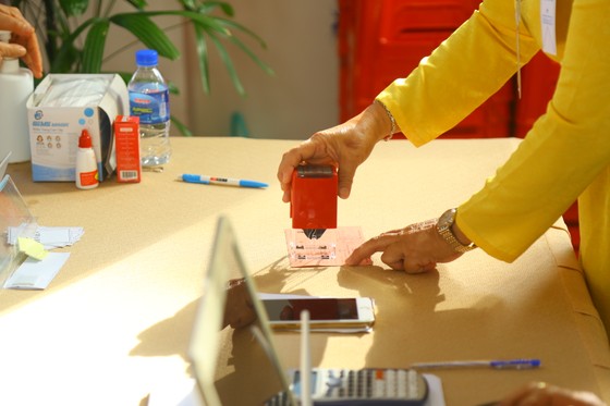 Đến 17 giờ ngày 23-5, TPHCM đã có gần 5,1 triệu cử tri đi bỏ phiếu ảnh 1