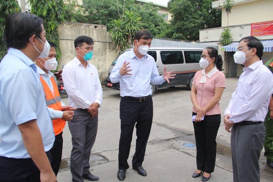 Phó Chủ tịch UBND TPHCM Lê Hòa Bình thăm, tặng quà các 'vùng xanh' tại huyện Bình Chánh ảnh 2