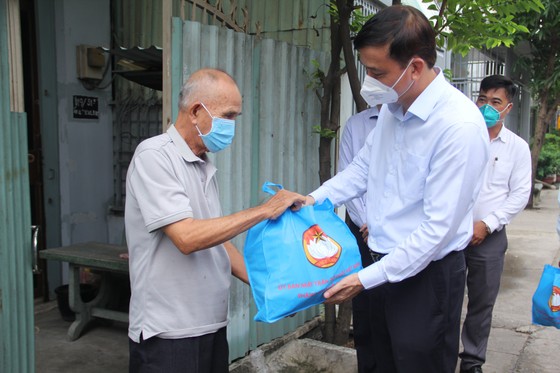 Phó Chủ tịch UBND TPHCM Lê Hòa Bình thăm, tặng quà các 'vùng xanh' tại huyện Bình Chánh ảnh 1